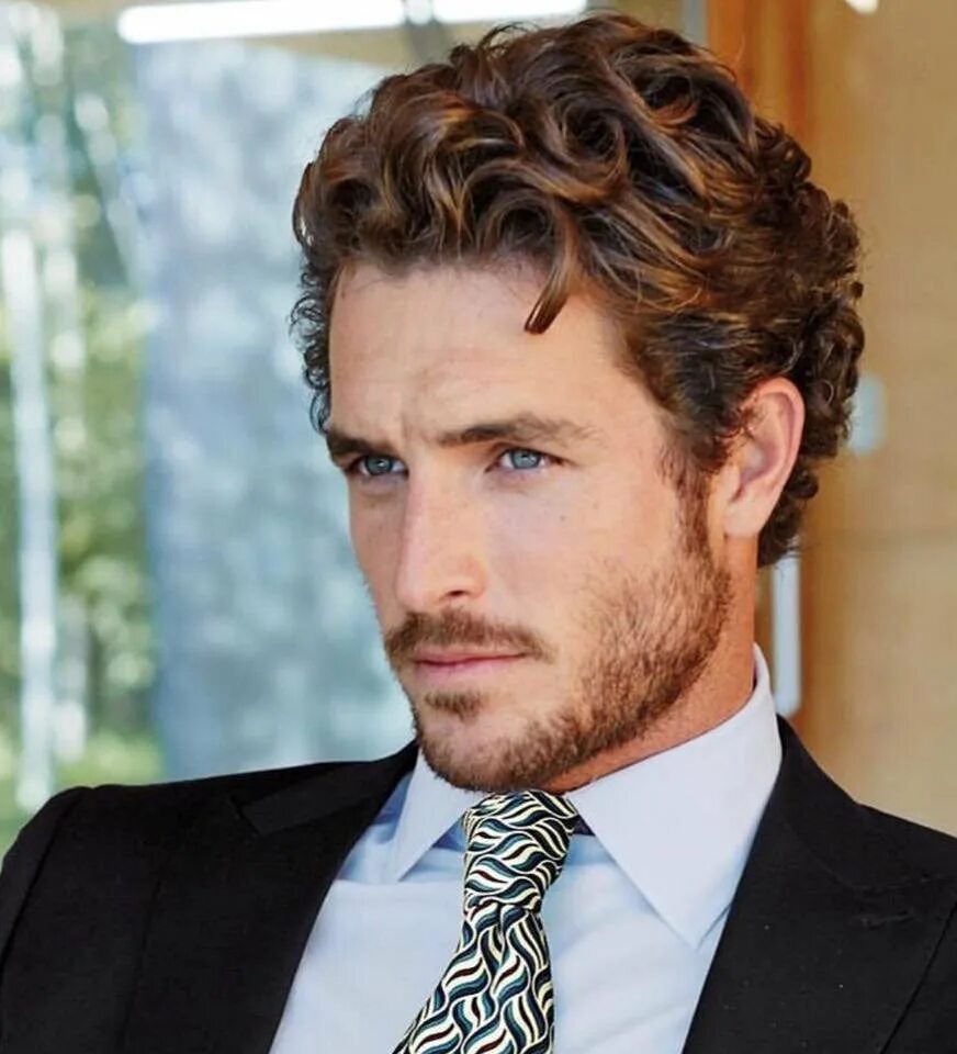 Мужские стрижки на вьющиеся волосы. Justice Joslin. Причёски для кудрявых волос мужские. Мужские стрижки на волнистые волосы. Мужская стрижка кудри.