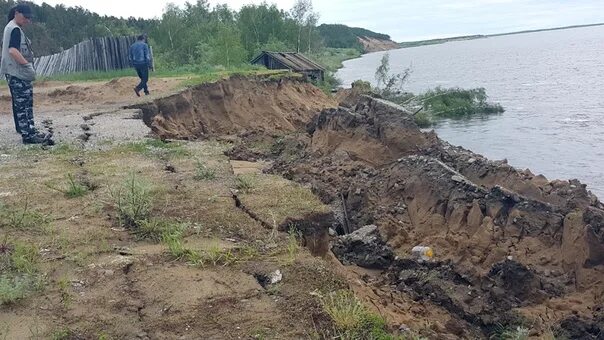 Размывает берег. Размыв берегов. Переработка берегов водохранилищ. Обрушение берега. Обвал берега реки.