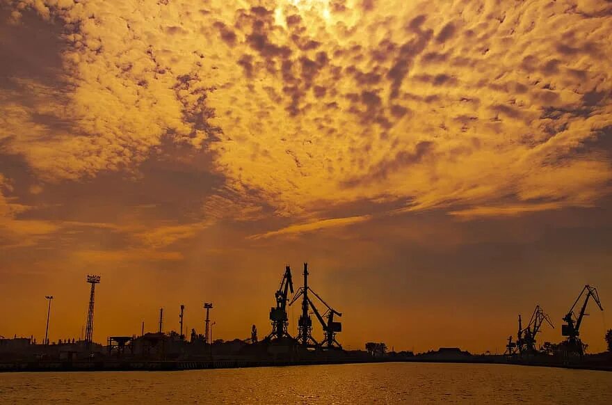 Морской порт циндао. Klaipeda порт, литва. Port sunset. Закат в порту. Порт контейнерный терминал китай.