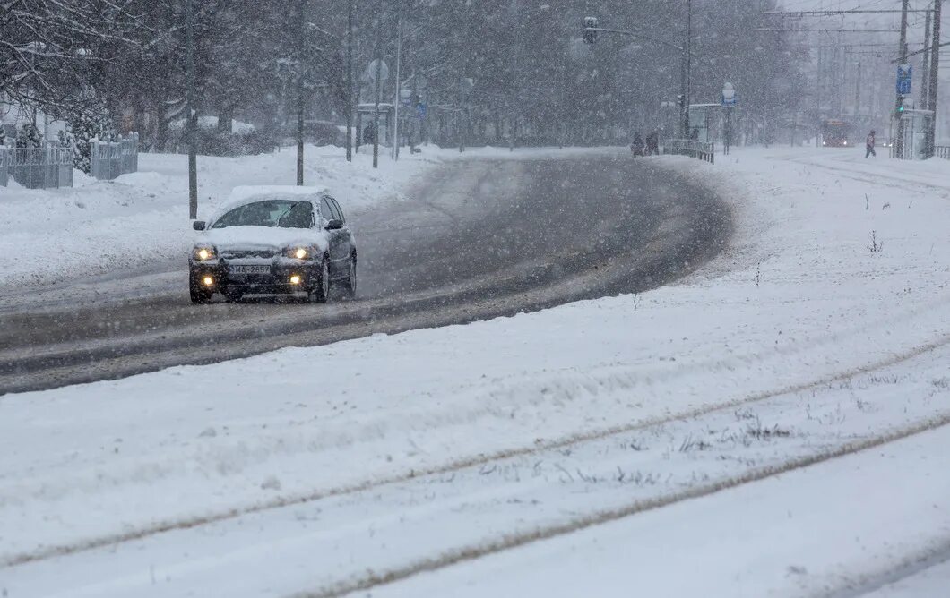 Правила безопасности на дороге зимой. Автотрасса зимой. Правила на дороге зимой. Зимняя дорожная непогода. Сложные дорожные условия.