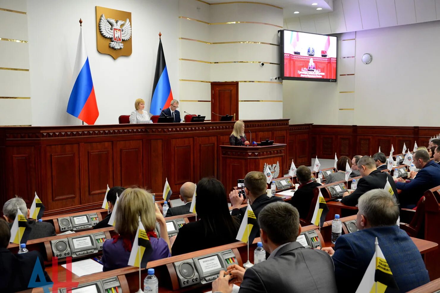 Депутаты днр. Парламент донецкой народной республики. народный совет днр заседание. депутаты народного совета днр. здание народного совета днр.