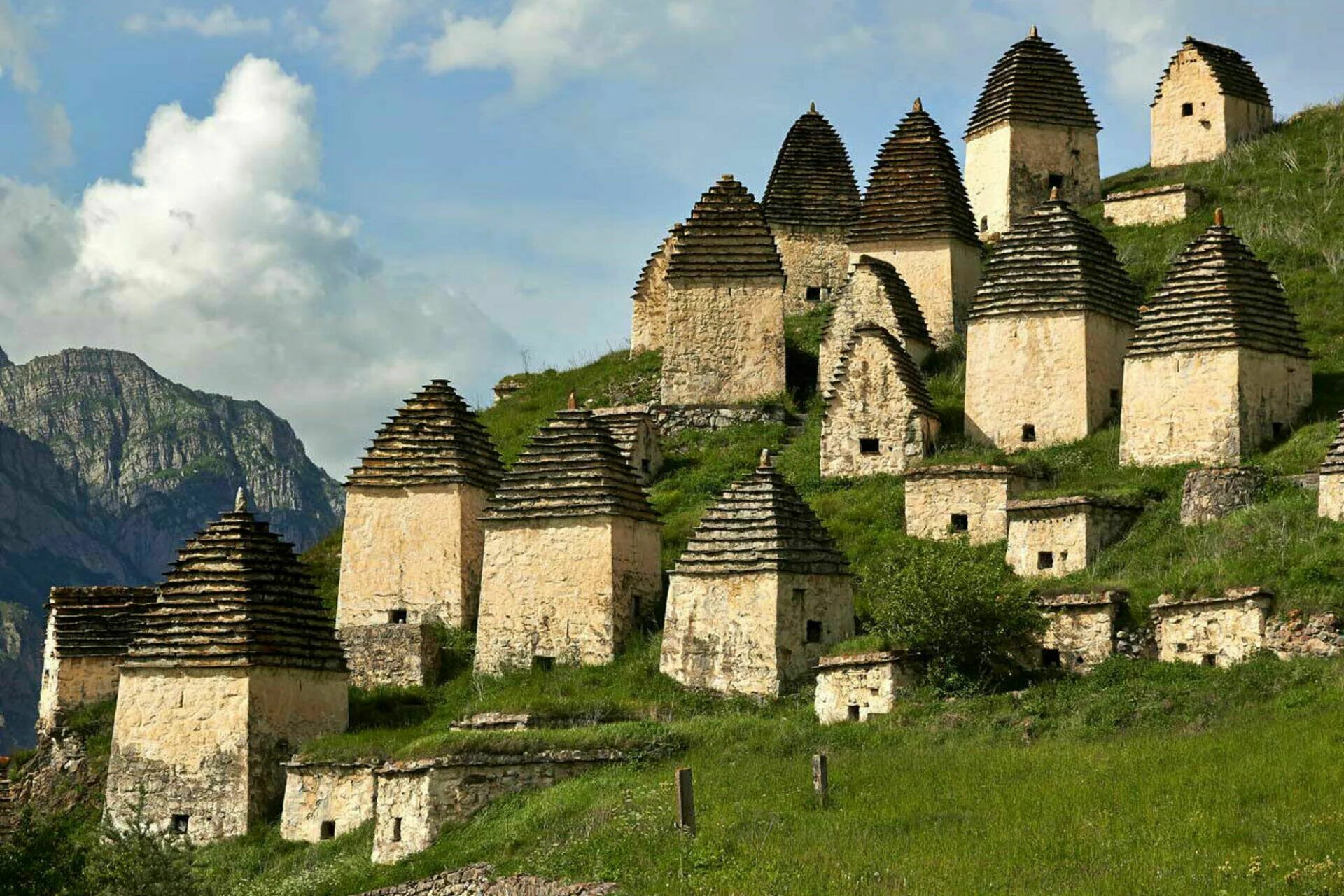 Окрестности северного. Даргавский некрополь (Даргвас). Некрополь в с. Даргавс "город мертвых". Северная Осетия Алания Даргавс. Даргавский некрополь в Северной Осетии.