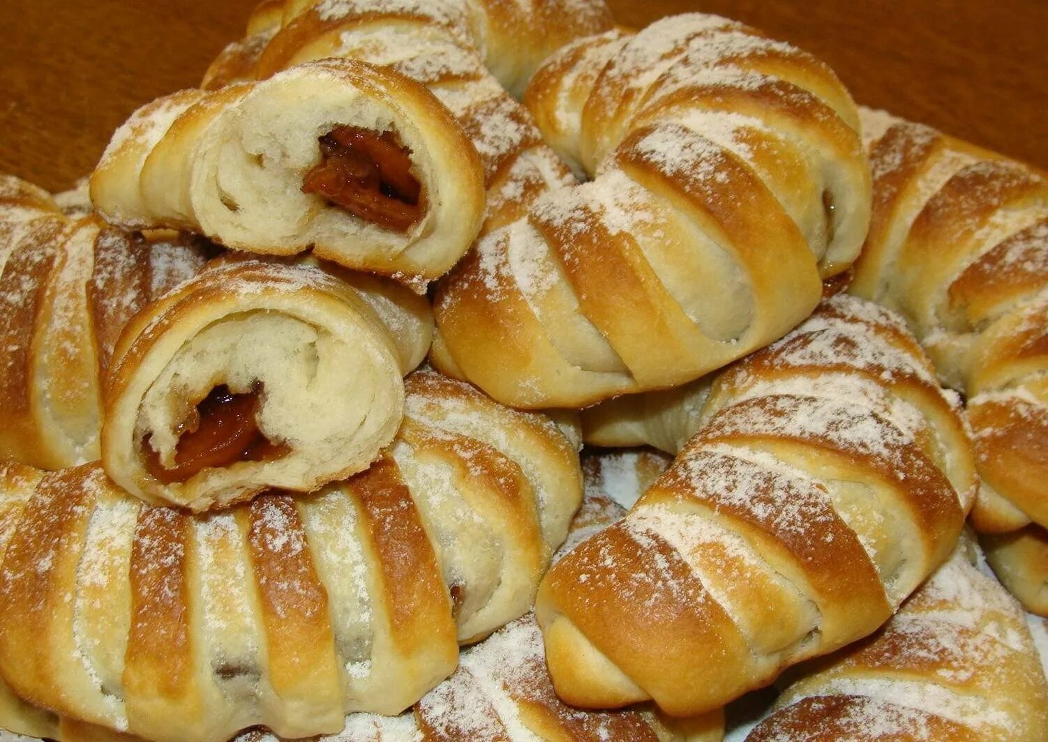 Булочки с джемом фото. Булочки с повидлом. булочки с вареньем. булочки с повидлом из дрожжевого. рогалик булочка.