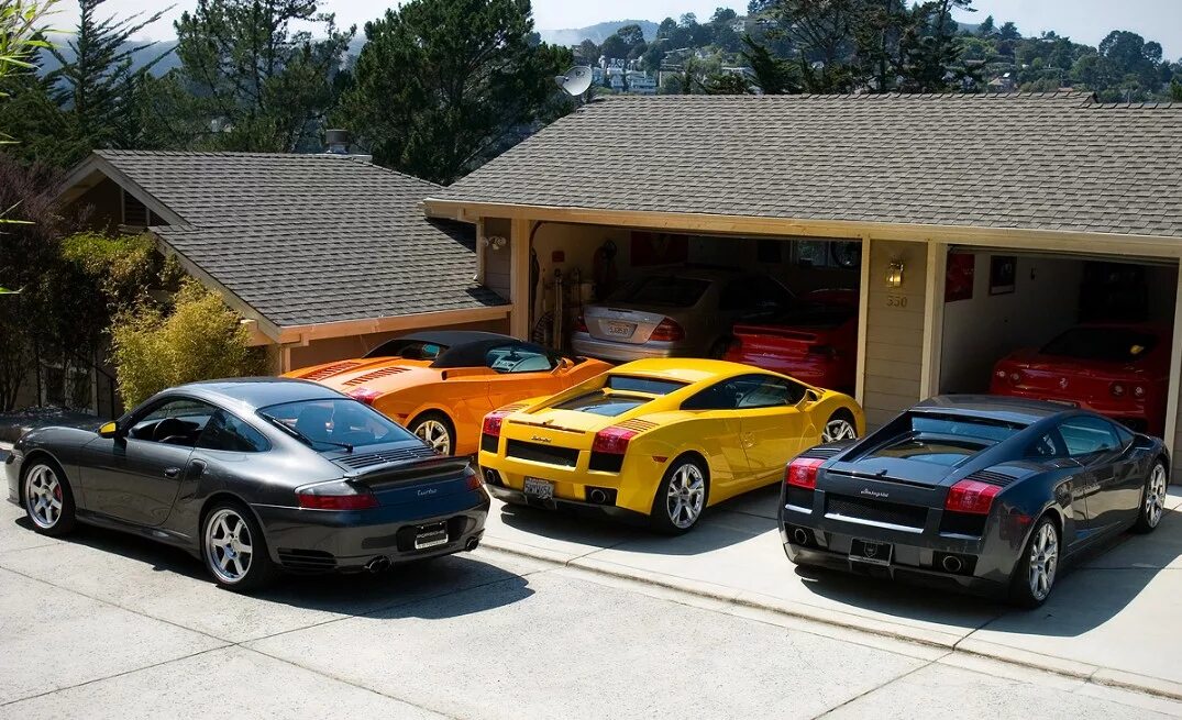 Хата в гараже. Байки мэтра мэтр металлист. Машина в гараже. Автопарк спорткаров. Машина в гараже.