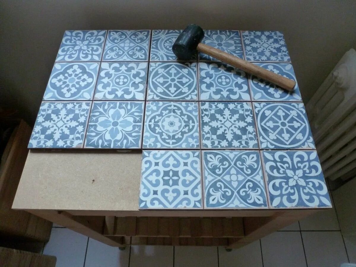 Декорирование стола плиткой. Стол декорированный плиткой. Декор кухонного стола плиткой. Стол из керамической плитки. Задекорировать плитку