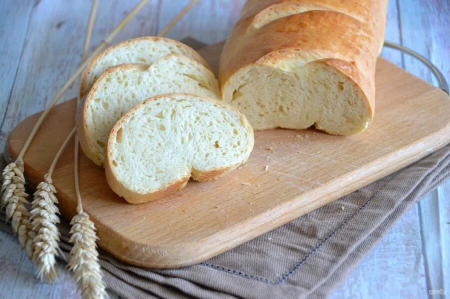 хлеб в духовке на сухих дрожжах. батон хлеба в духовке. батон дрожжевой. батон дрожжевой. выпечка хлеба в духовке.