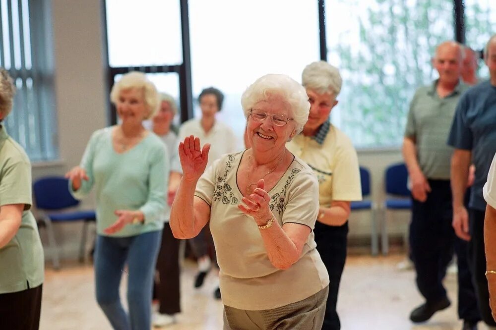 Старшее поколение сценарий. Пожилые люди. Танцы для пожилых. Социальная адаптация пожилых людей. Пенсионеры танцуют.