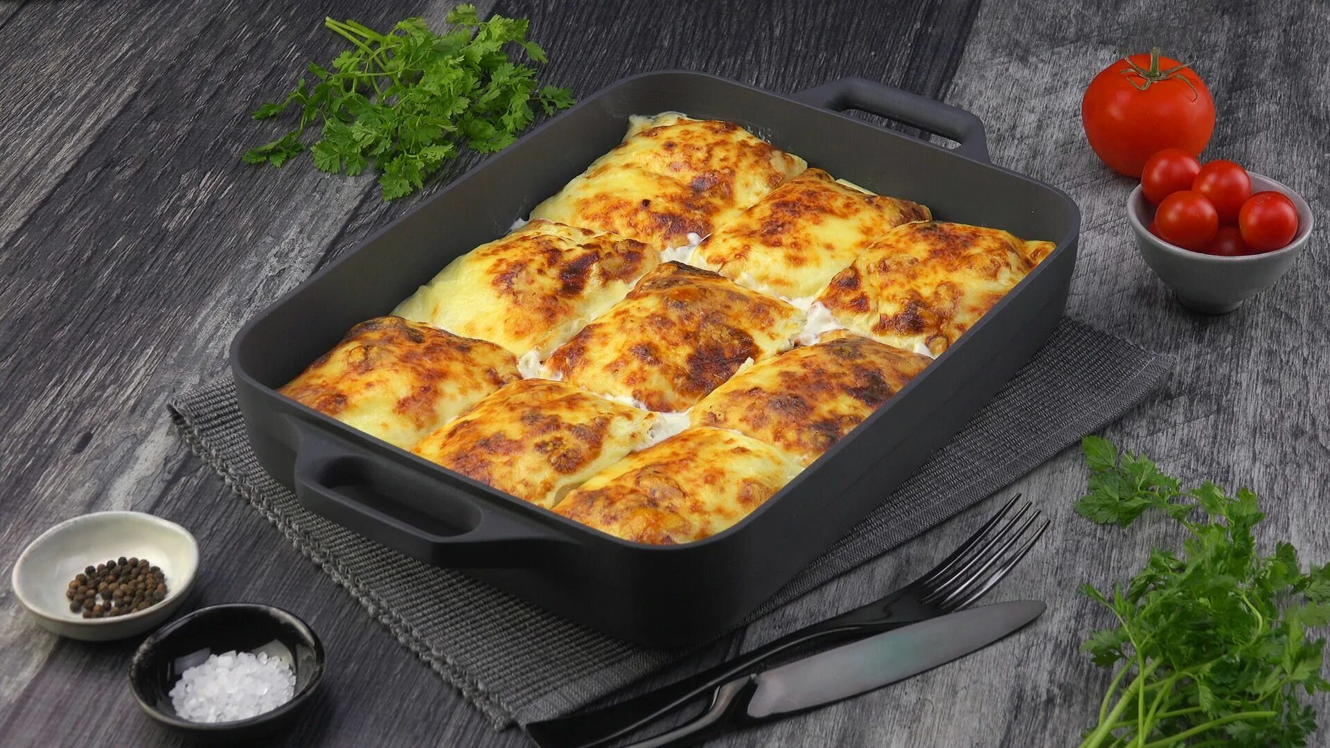 Рецепты вторых блюд для всей семьи. Блинная запеканка с курицей. вкусный ужин на скорую руку. вторые блюда на каждый день. вторые блюда на каждый день простые и вкусные.