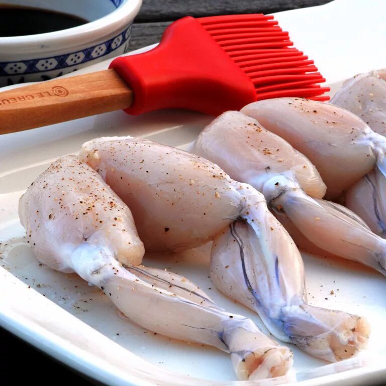 Frog legs. Лягушачьи окорочка. Лягушачьи ножки блюдо.