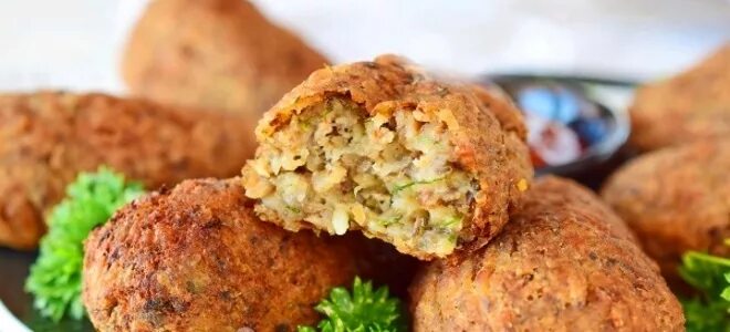 Котлеты из гречки с картошкой постные. Гречневые котлеты. котлеты из гречки с грибами. гречневые котлеты постные. гречневые котлеты с грибами.