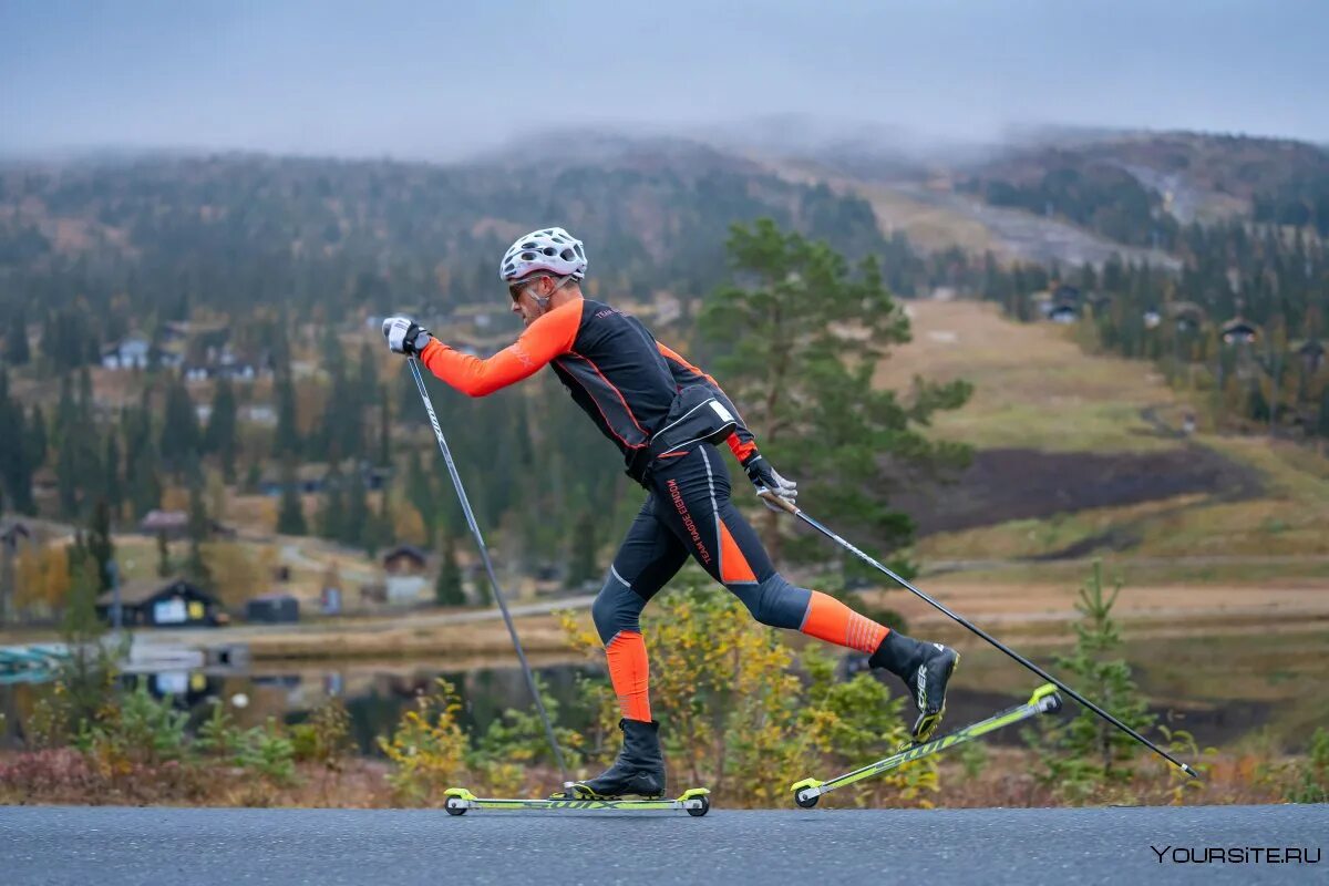 Уровень лыжника. Андерс Окланд лыжник. Тренировка лыжников. Лыжи роллеры. Лыжник на лыжероллерах.