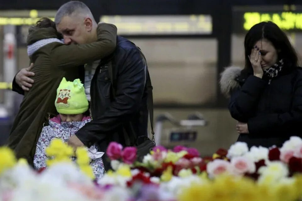 Родственники погибших в москве. Похороны погибших над Синаем. Тела погибших в авиакатастрофе над Синаем.