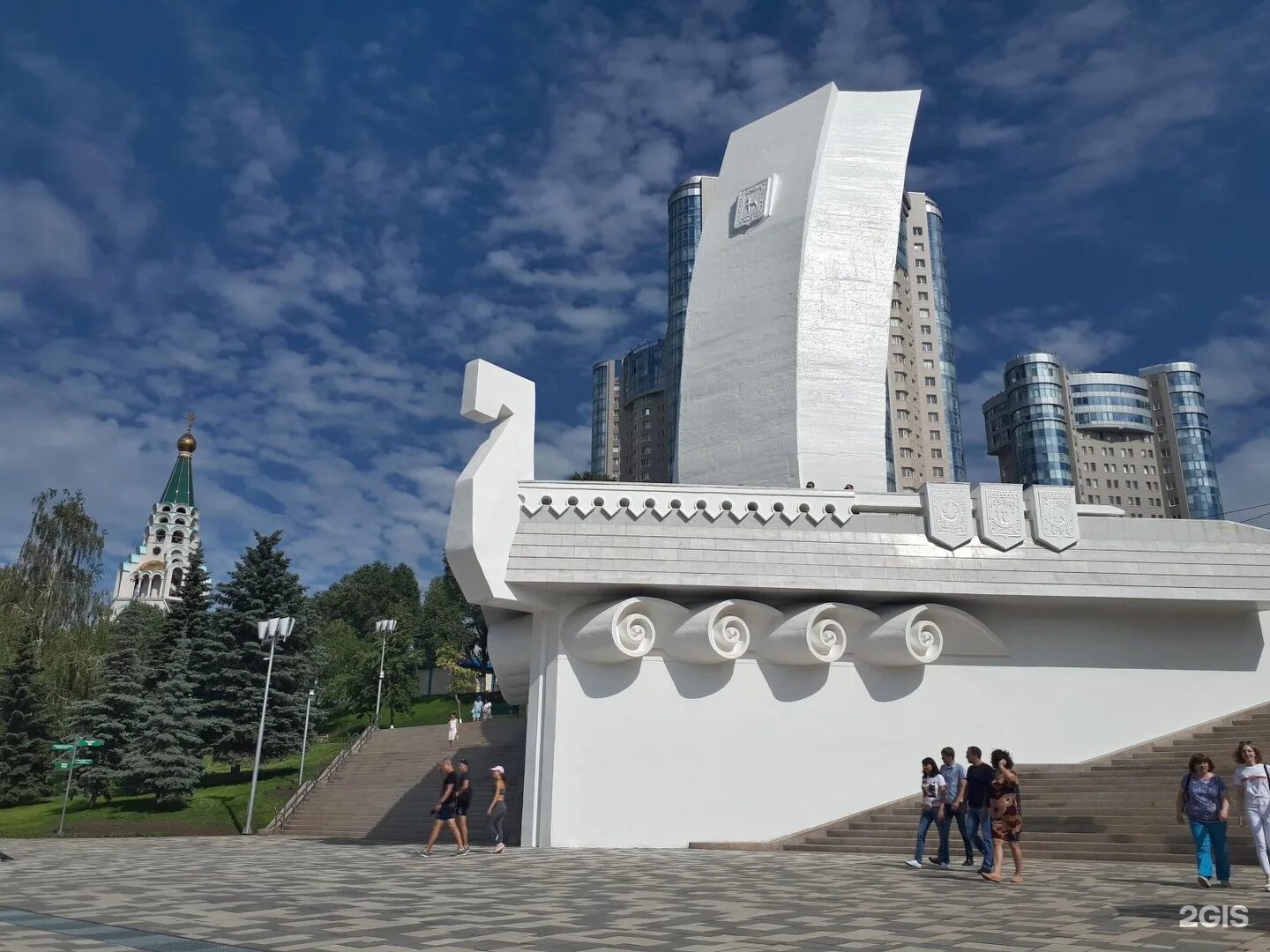 самара ладья и река волга. ладья самарская область. стела ладья самара. монумент ладья самара. стела ладья самара.