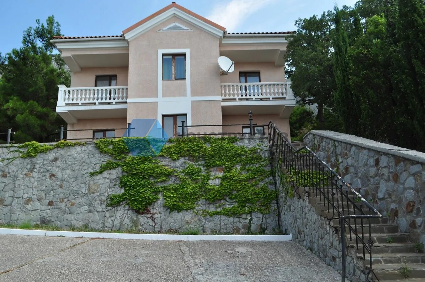 дом на южном берегу крыма. дражинского, 50. вилла в ялте. красивые дома в крыму. крым форос форосский дворик.