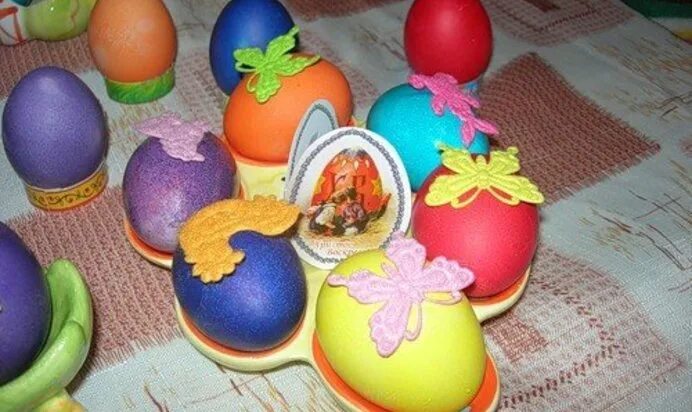 Яйца снизу. Как украсить яйца на Пасху своими руками в домашних условиях. Ветки украшенные к Пасхе. Как красили яйца в 18 веке на Пасху.