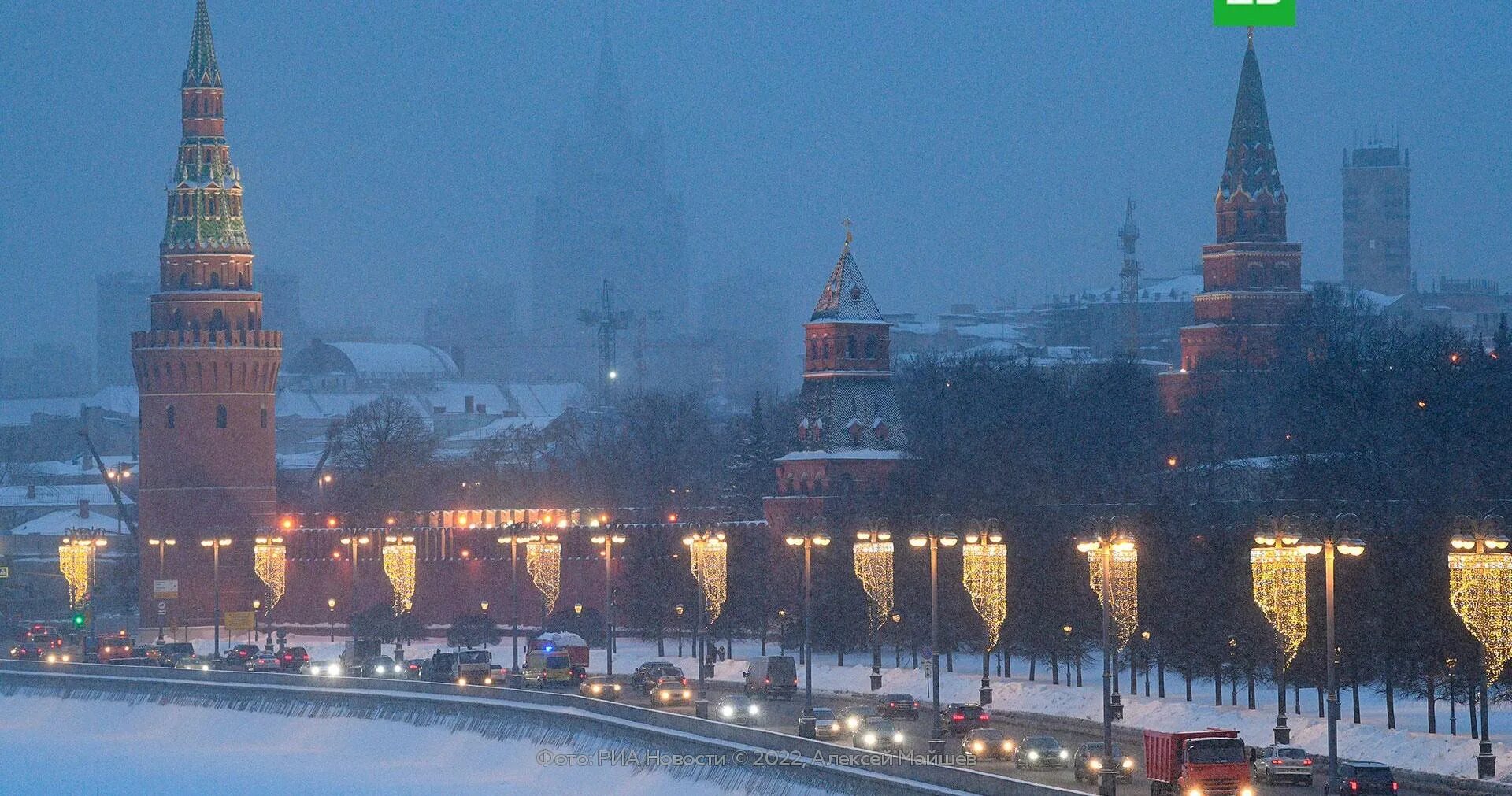 Какой будет январь в россии. Снег в Москве. Москва в феврале. Падает снег Москва. Кремль в снегу фото.
