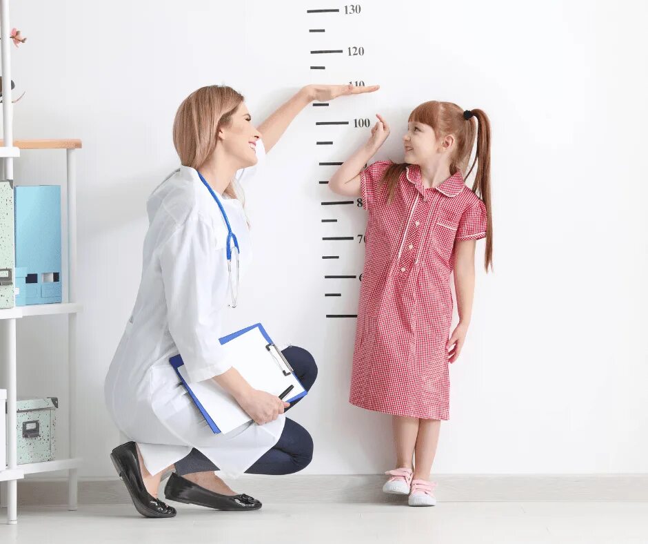 Детская эндокринология больница. Измерение роста в больнице. Измерение роста ребенка. Врач измеряет рост. Врач измеряет рост ребенка.