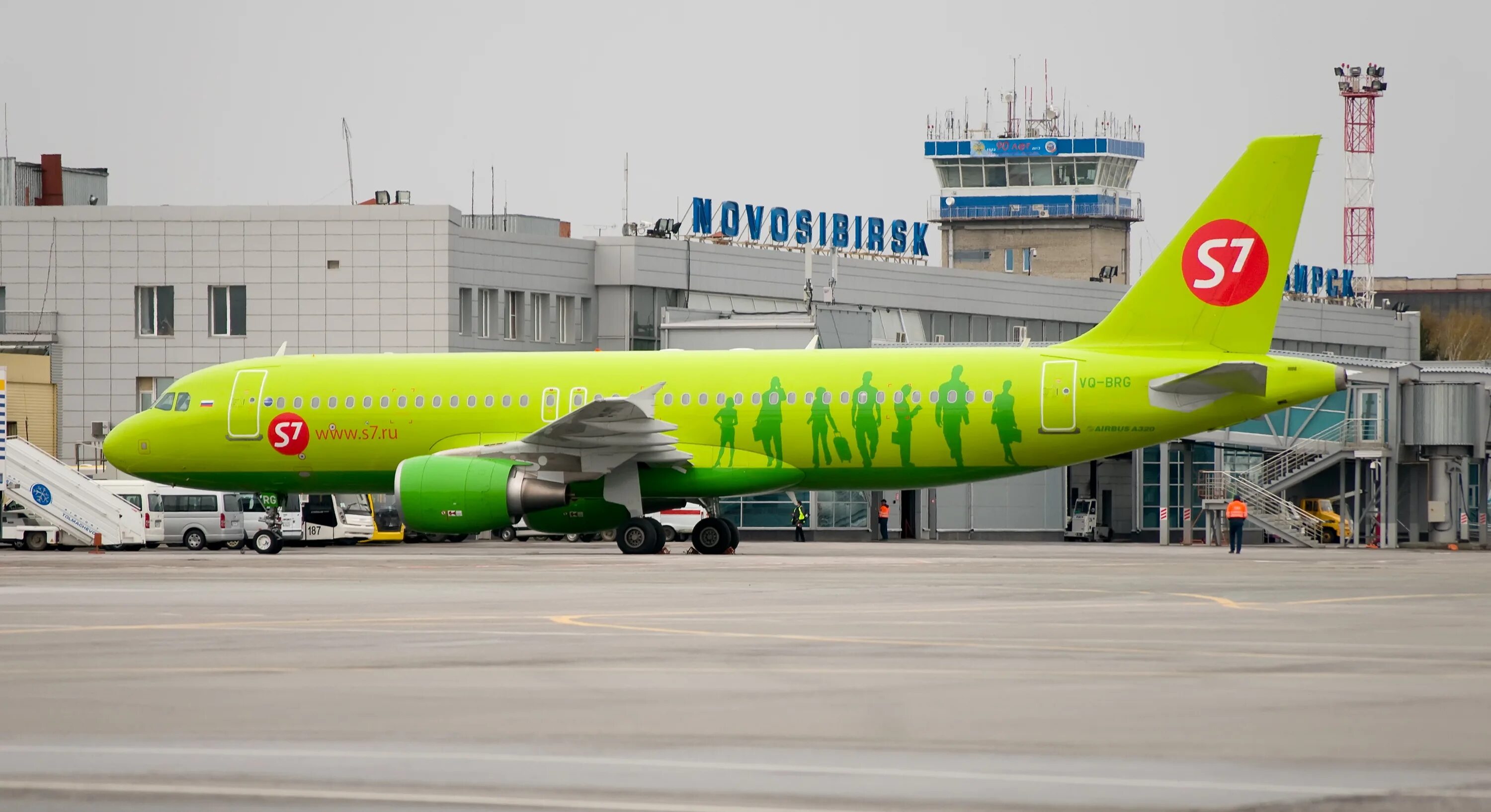 Аэропорт толмачёво s7 Airlines. Аэропорт Толмачево s7. Самолет s7 Толмачево. Новосибирск аэропорт Толмачево самолет.