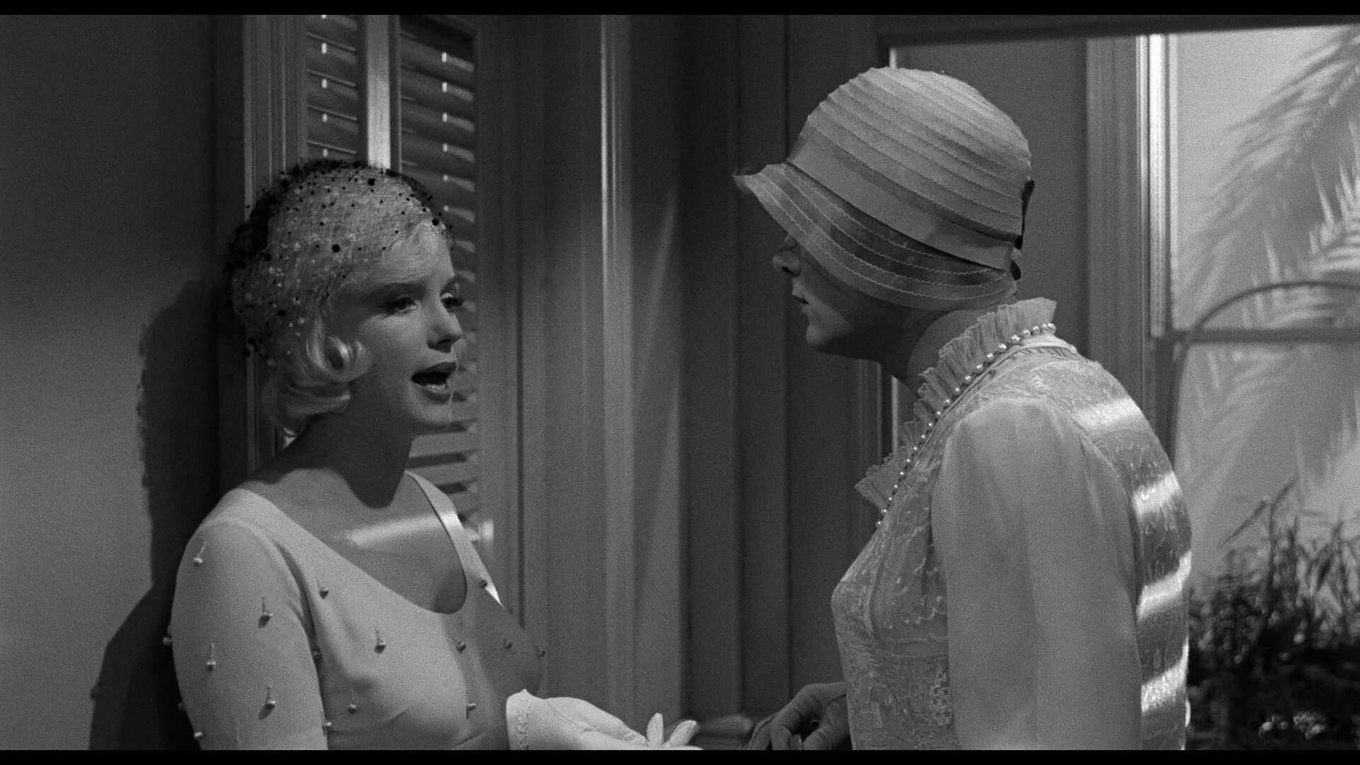 It hot yesterday. Мэрилин монро в джазе только девушки. It hot yesterday. It hot yesterday. Джек леммон в роли дафны.