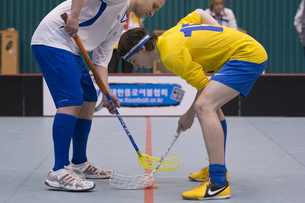 Floorball. Флорбол игра. Флорбол хоккей. Флорбол картинки.