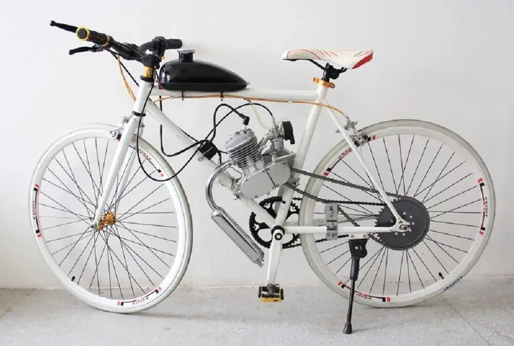 Купить велосипед с мотором взрослый. Motorized Bicycle 2 stroke. Велосипед с мотором. Велосипед с моторчиком. Бензиновый двигатель для велосипеда.