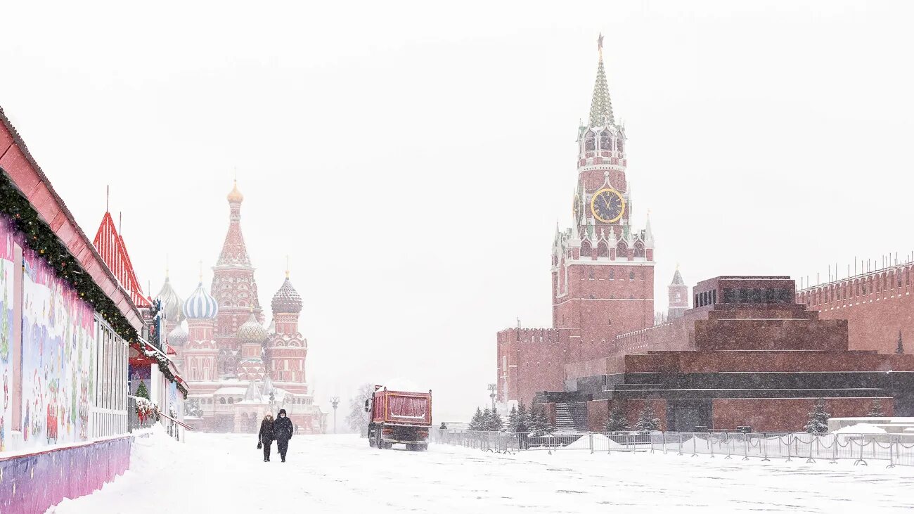 Сильные морозы сковали. Снег в Москве. Москва зимой снег. Москву замело. Сильный снегопад в Москве.