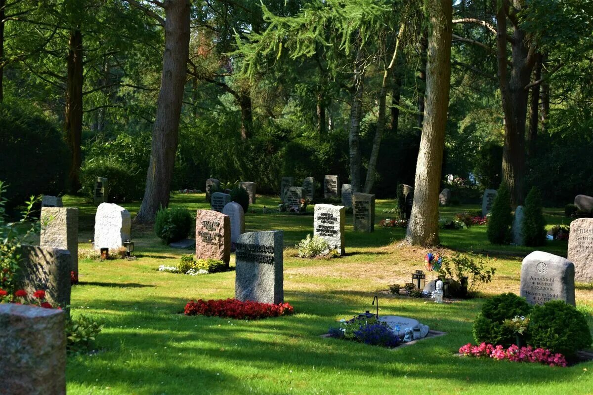 Обязательно ли идти на кладбище. Вид на кладбище. надгробия. могила жены. могилы мафиози америки.
