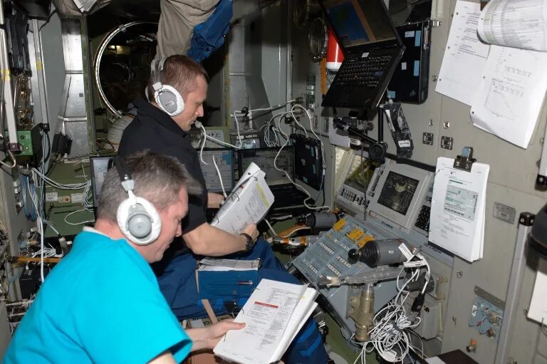 нпо прогресс к1367пл3у. дима кондратьев космонавт. дмитрий илюшкин мкс. кондратьев космонавт. эмблемы международных космических экспедиций.