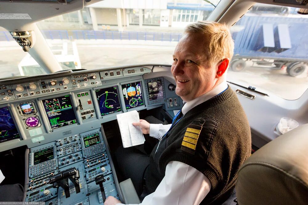 мария федорова пилот аэрофлот. суперджет 100 кабина пилотов. экипаж суперджет 100. пилот суперджет. Ssj 100 кабина.