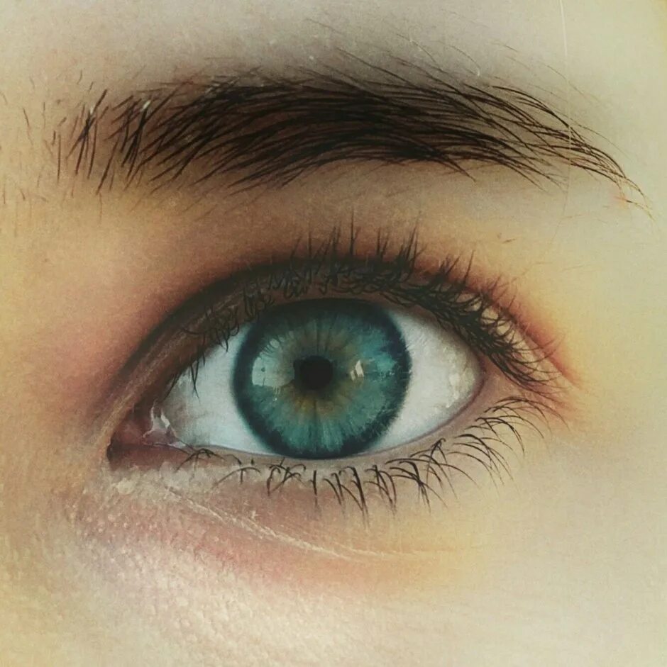 Зеленоглазый голубоглазый. Болотный цвет глаз гетерохромия. Зелёно-голубые глаза. Бирюзовые глаза. Серо зеленые глаза.