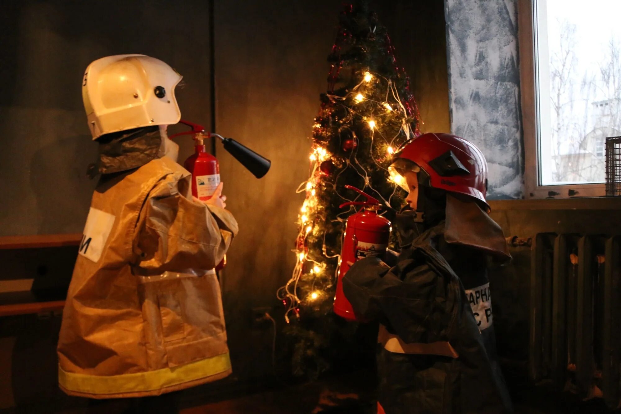 Безопасность новогодней елки. Пожары в новогодние праздники. Новогодний пожарный. Пожарная безопасность в новый год. МЧС новый год.