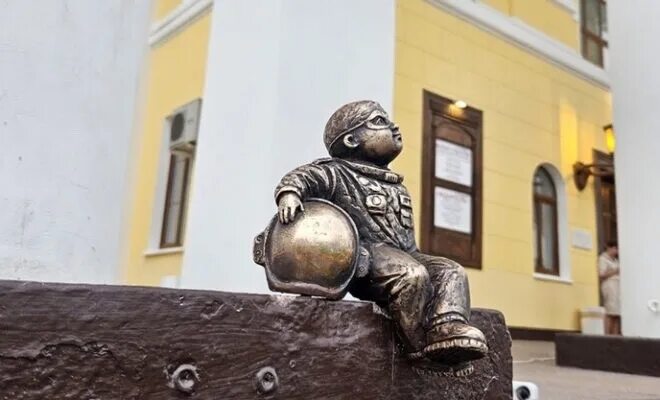 Фигурки космонавтиков калуга. Третий космонавтики в калуге скульптуры маленькие. Космонавтики калуга маленькие. Космонавты в калуге. Мисуркин.