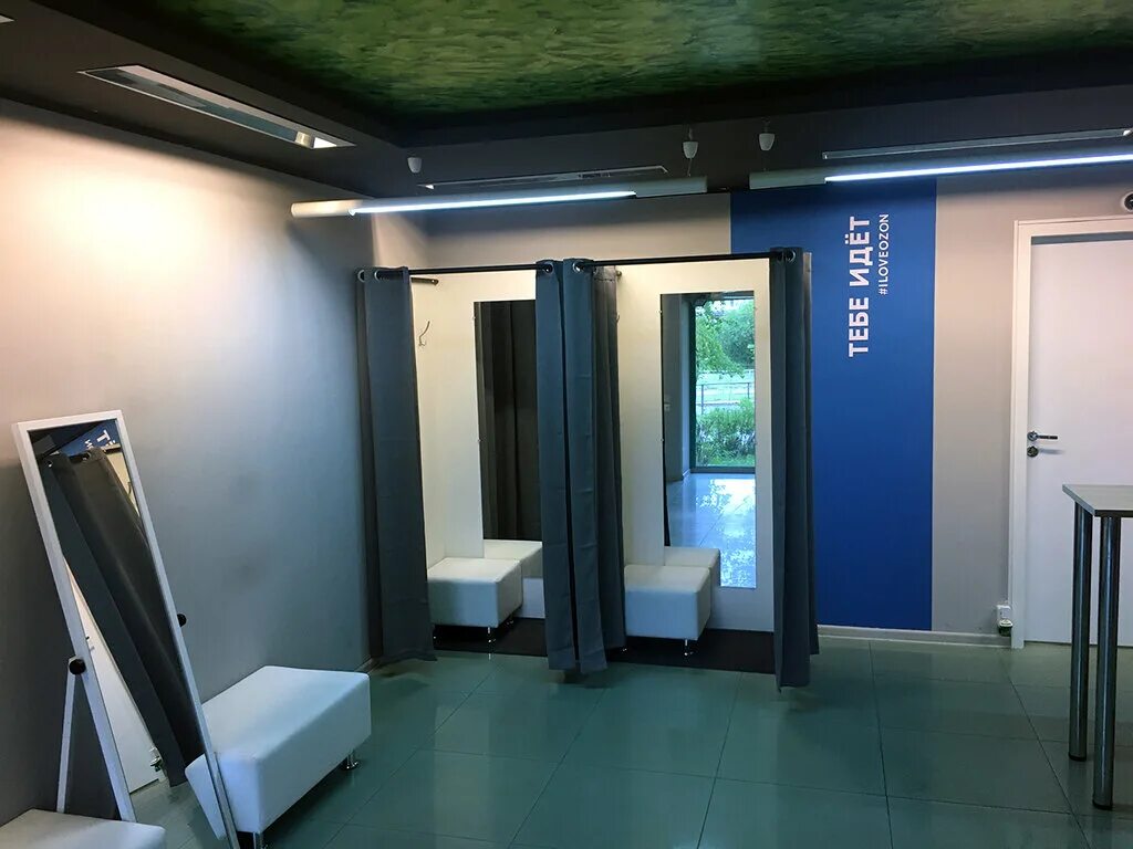 пвз интерьер. мебель для пвз озон. интерьер пвз вайлдберриз. выдача заказов интернет магазинов. примерочные в пвз вайлдберис.