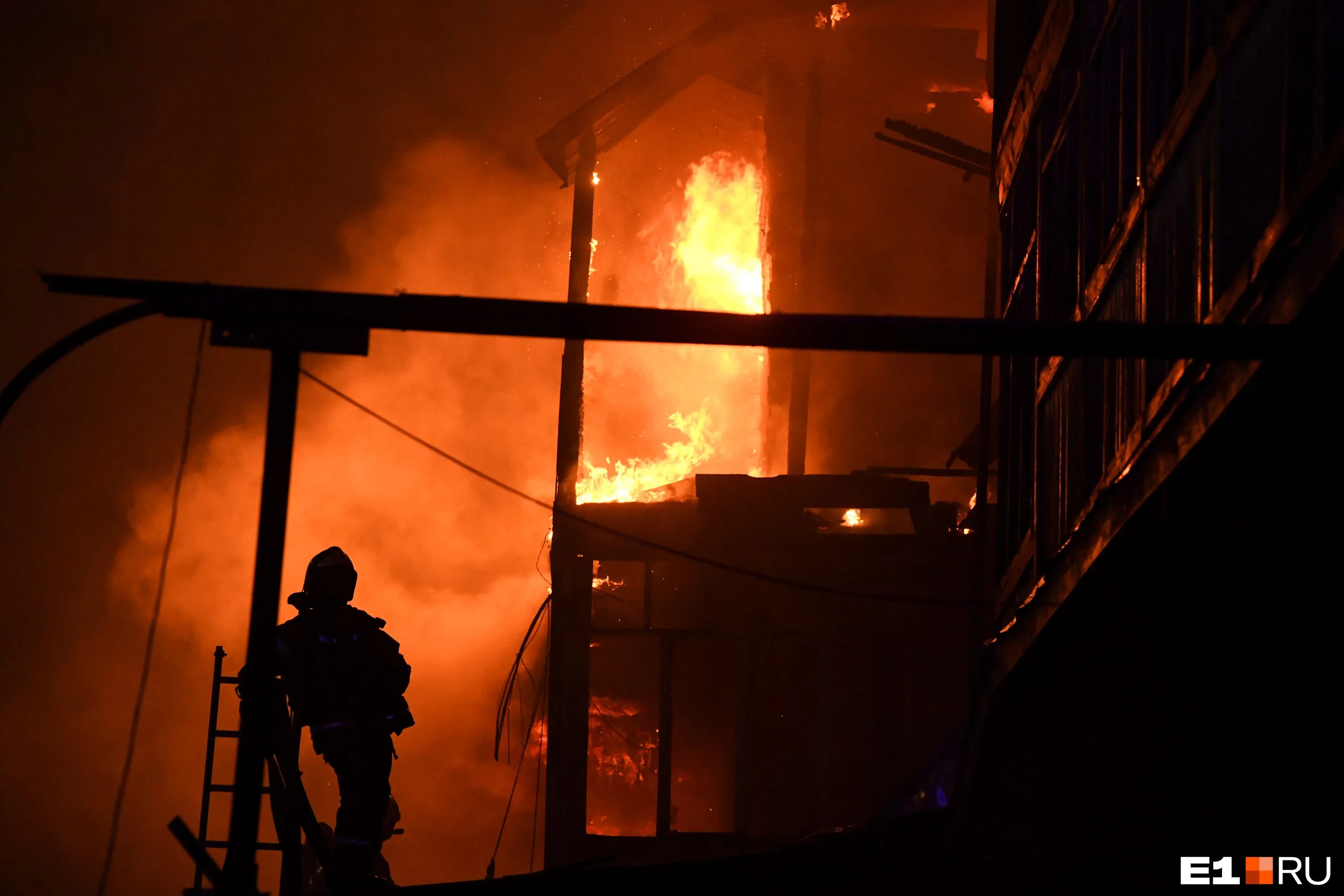Поджог дома. Горящий дом. Умышленные поджоги. Скрытые пожары. Сожженный дом.