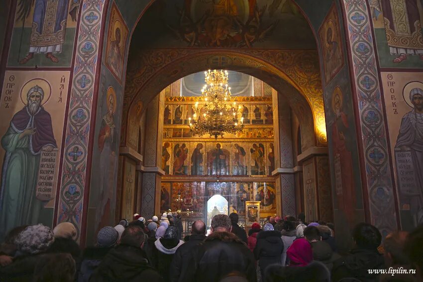 Служба в софийском соборе великий новгород. Новгород софийский собор литургия. Литургия в соборе святой софии. Софийский собор великий новгород 13 мая литургия. Иконостас храма софии новгородской.