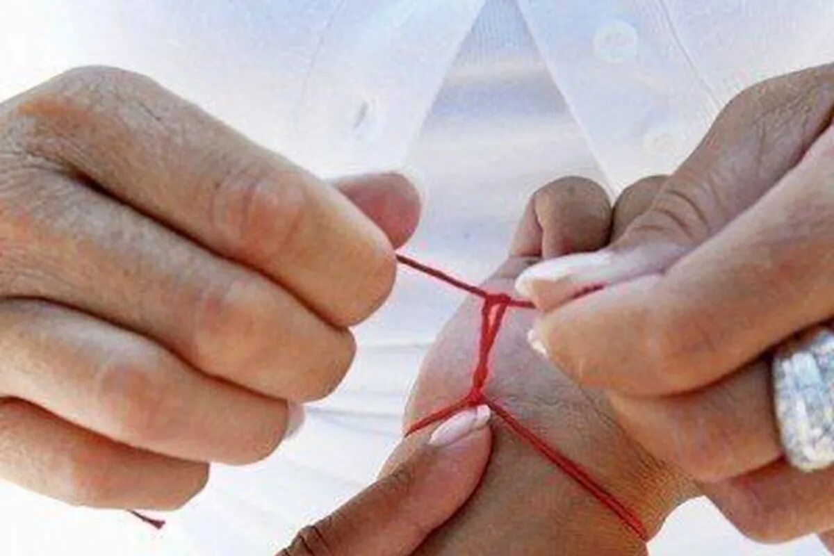 Нитка на руке боль. Красный браслет на запястье. Our red string. Красная нитка на руке. Нитка на руке боль.