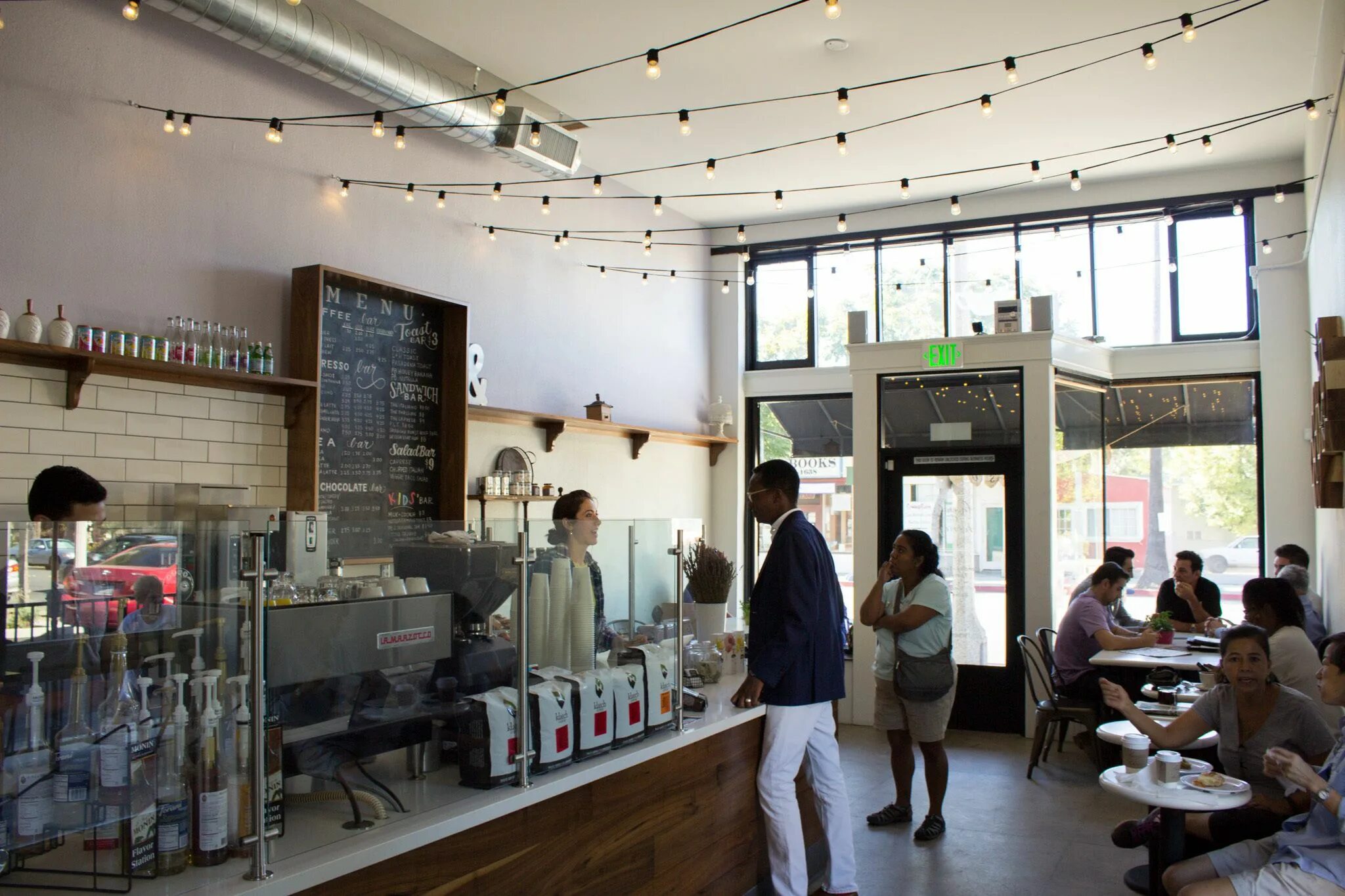 Coffee shop. Кофейня эстетика. Coffee house. Coffee shop ideas. Дрип кофе поштучно витрина.