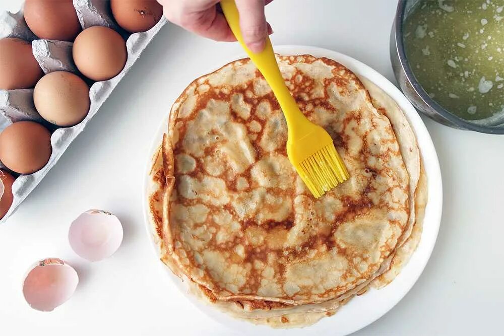 Блины яйцо без масла. Блины жареные без масла. Тесто на блинчики без яиц. Блины на кефире без яиц. Блинчики с дырочками на воде.