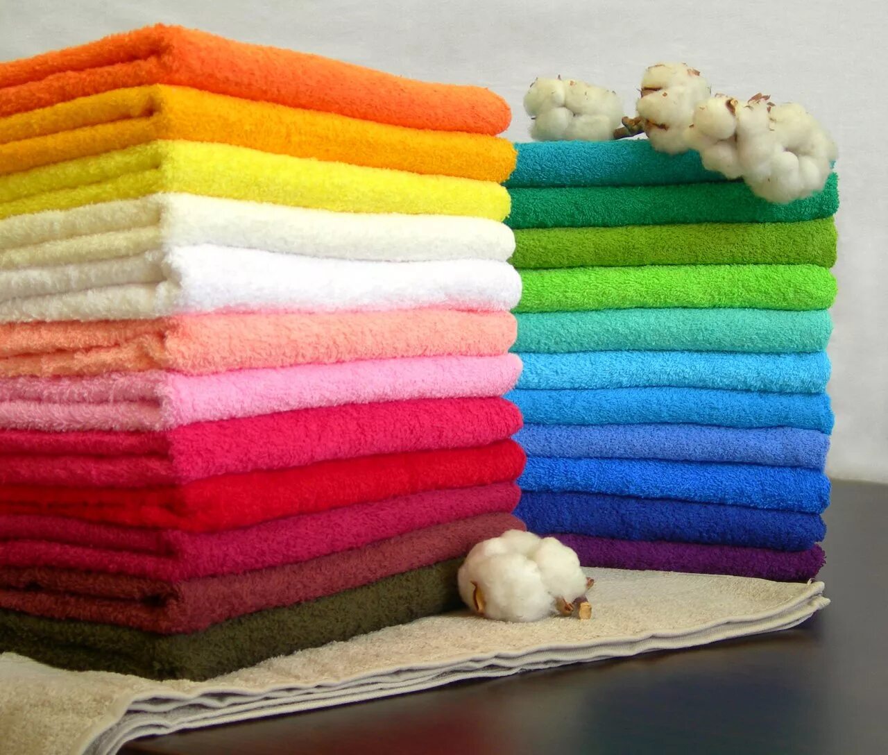 Красивые полотенца. Уточка в ванной с полотенцем. Стопка ярких полотенец. Полотенца трубочкой хранение. Полотенца разноцветные стопкой.