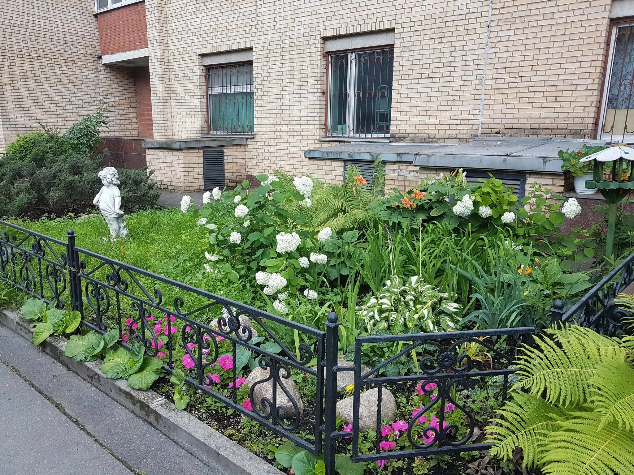 Палисадник в городе. Палисадник в пушкино на крылова. палисадник в московском дворе. северное бутово лучший двор палисадник. клумбы возле подъезда.