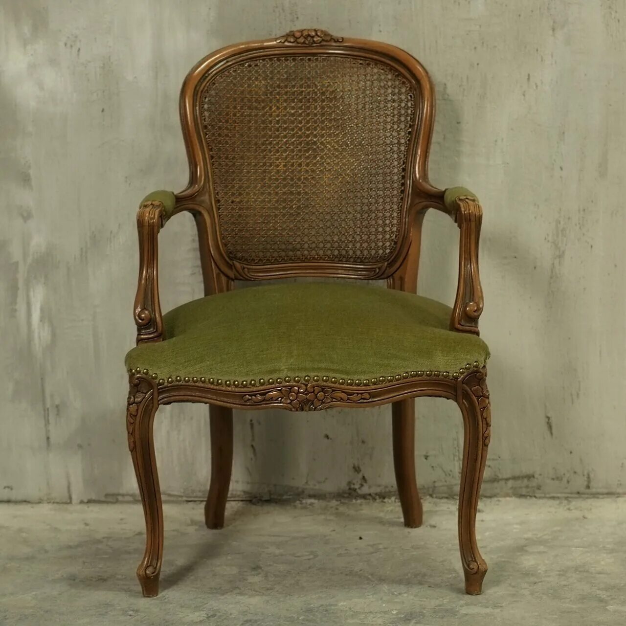 Старинный стул купить. Старинное кресло. Антикварное кресло. Старинный стул. Антикварные стулья.