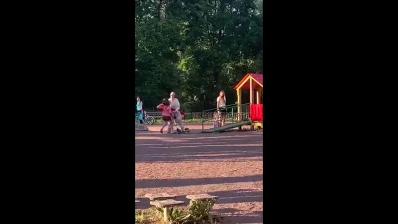 Пописала в парке. Девочка пописала на улице. девушка пописала в парке. дети и пописы на улице. дети пописали на улице.