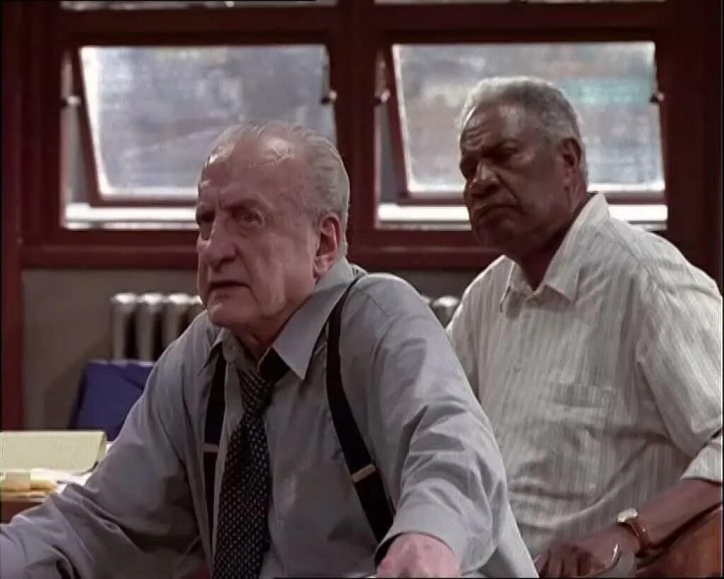 12 разгневанных мужчин фильм 1957 присяжный 7. 12 разгневанных мужчин 1997. 12 разгневанных мужчин фильм 1997 джеймс гандольфини. 12 разгневанных мужчин 9:16. 12 разгневанных мужчин гандольфини.