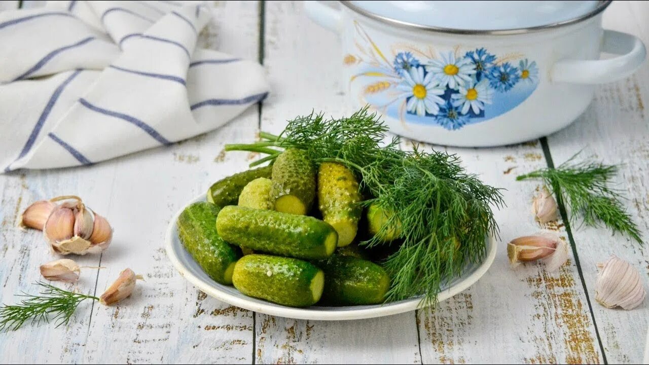 Рецепт малосольных огурцов горячим рассолом быстрого приготовления