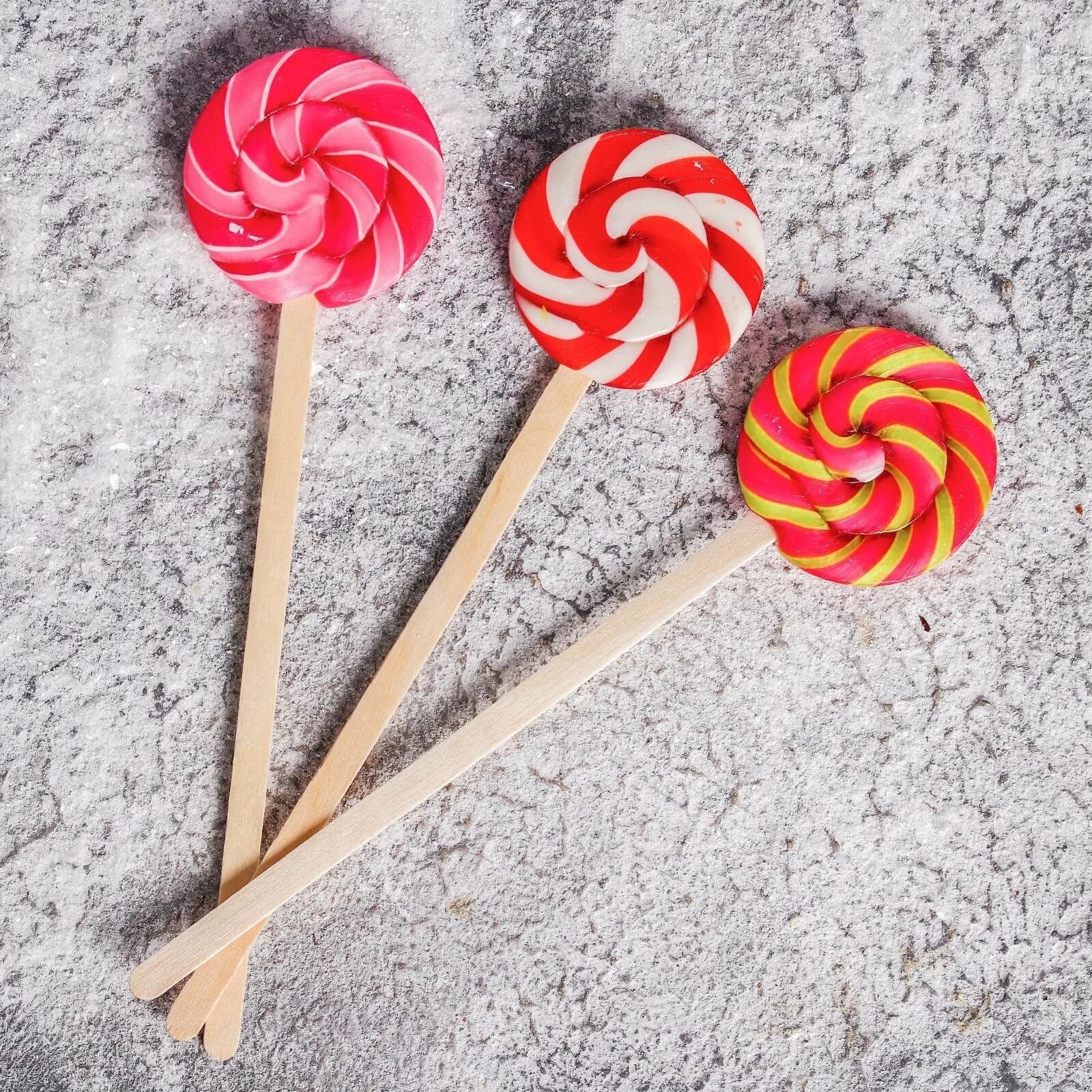 Леденцы из изомальта на 1 сентября. Леденец на палочке. Разноцветные леденцы. Карамель на палочке круглая. Леденцы из изомальта.