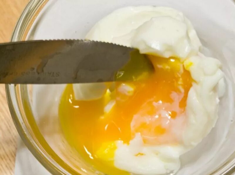Яйца в смятку со сливочном маслом. Крупные яйца в мешочек после закипания. Яйца всмятку и в мешочек разница. Яйца всмятку и гельминты. Сколько варить творог после закипания
