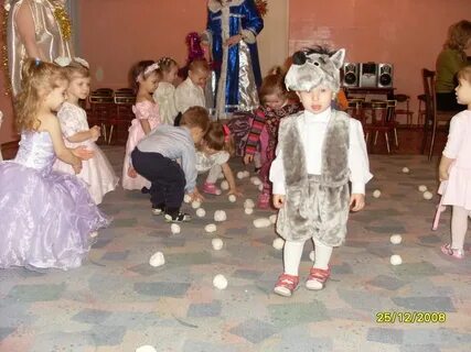 Игра со снежками на утреннике