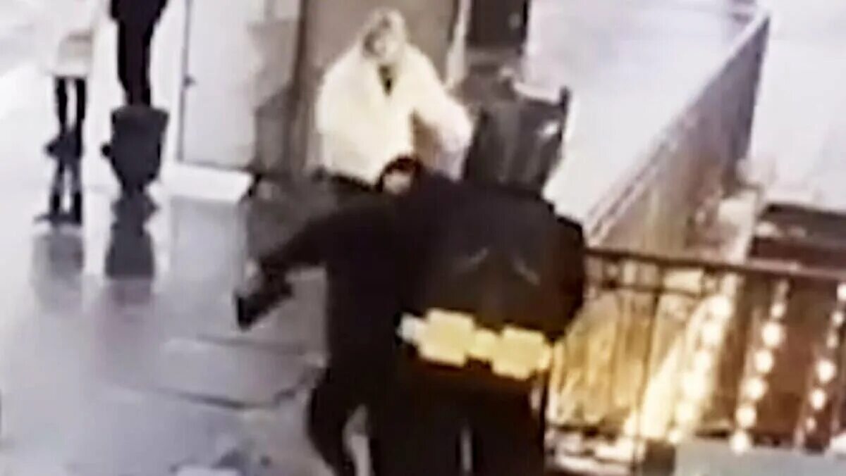 Герой спас девушку. Бэтмен спас женщину от ограбления в санкт-петербурге. ограбление в фонарном переулке. питерский бэтмен спас девушку.
