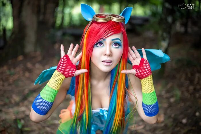 Dash cosplay. Косплей Рейнбоу Дэш. Rainbow Dash косплей. Рейнбоу Фэктори косплей. Пони Радуга Дэш косплей.