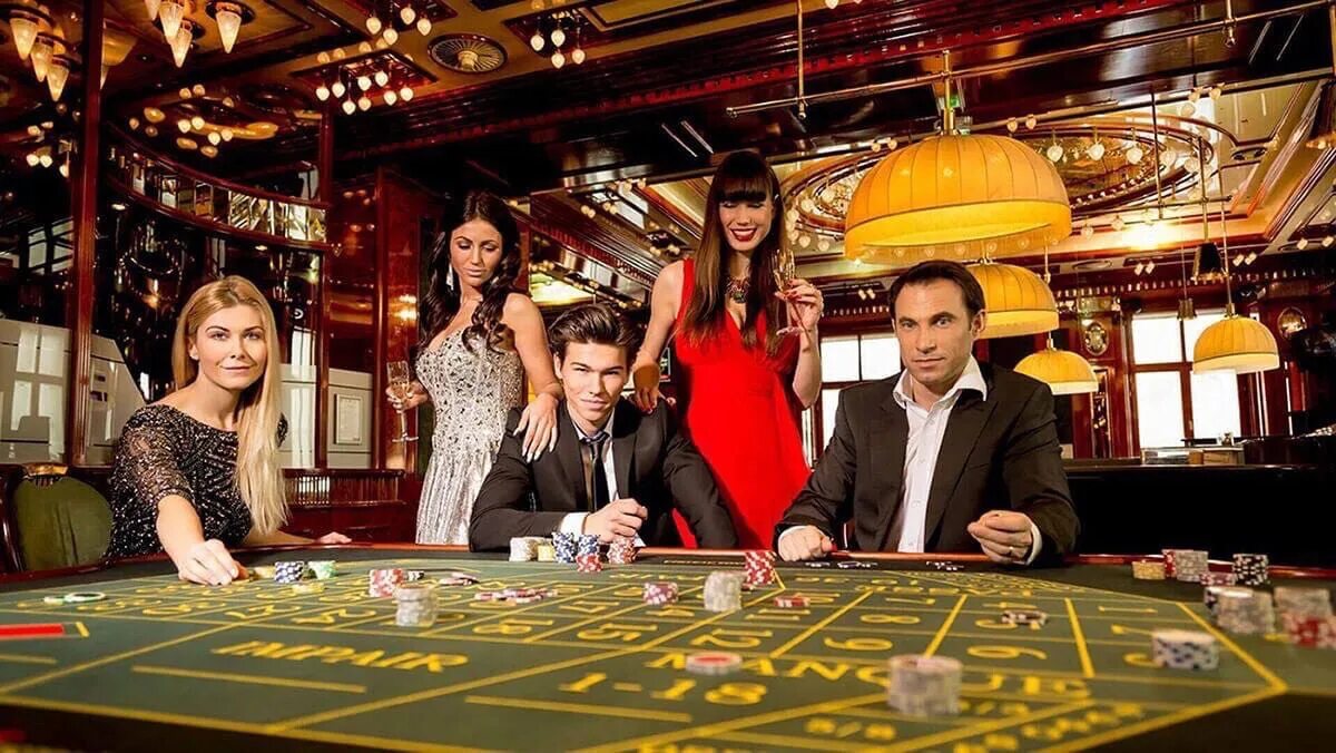 В предвкушении азарта. Казино. Люди в казино. Богатое казино. Богатые люди в казино.